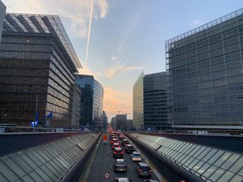 Rue de la Loi o Wetstraat, la via di Bruxelles che divide la sede della Commissione Europea, a destra in primo piano nella foto (palazzo Berlaymont), e quella del Consiglio Ue e del Consiglio Europeo (l'Europa Building) a sinistra in primo piano. - Foto Adnkronos