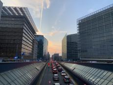 Rue de la Loi o Wetstraat, la via di Bruxelles che divide la sede della Commissione Europea, a destra in primo piano nella foto (palazzo Berlaymont), e quella del Consiglio Ue e del Consiglio Europeo (l'Europa Building) a sinistra in primo piano. - Foto Adnkronos