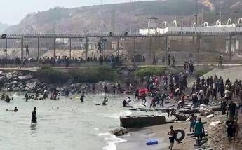 Emergenza migranti a Ceuta, almeno 18 morti mentre attraversano a nuoto il confine