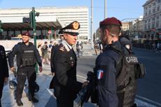 Il generale Luongo con alcuni dei militari impegnati nei controlli