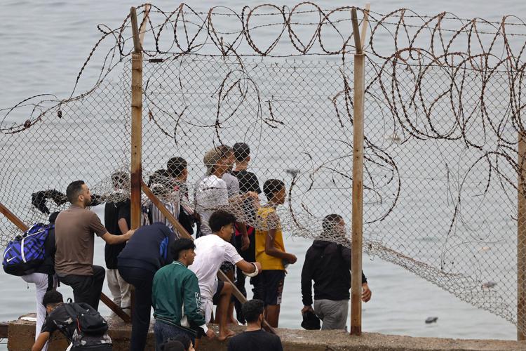 Migranti a Ceuta - (Afp)