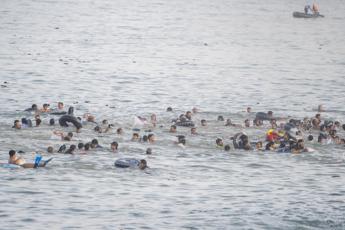Migranti arrivano a Ceuta a nuoto dal Marocco: a decine sono morti annegati - Fotogramma /Ipa