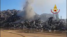 Venezia, a Porto Marghera cumuli di rottami metallici prendono fuoco per il caldo estremo - Video