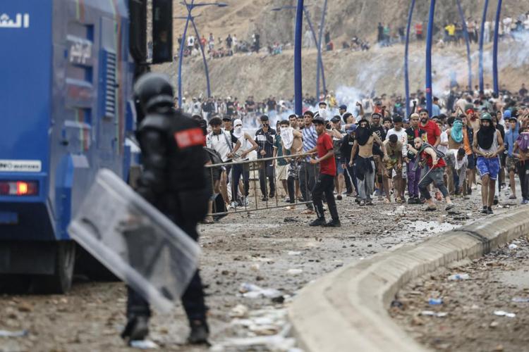 Migranti a Ceuta - (Afp)