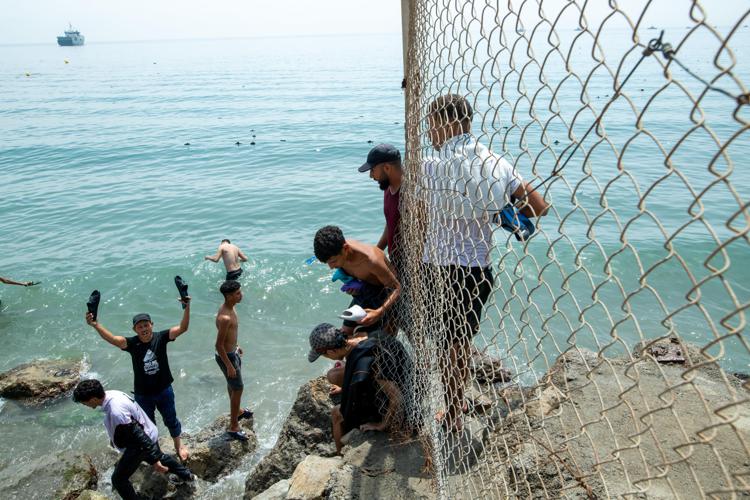 Migranti passano la frontiera tra Marocco e Spagna a Ceuta
 - Fotogramma/Ipa
