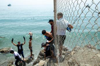 Migranti passano la frontiera tra Marocco e Spagna a Ceuta
 - Fotogramma/Ipa