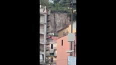 Terremoto a Pozzuoli, la parete di roccia crolla - Video