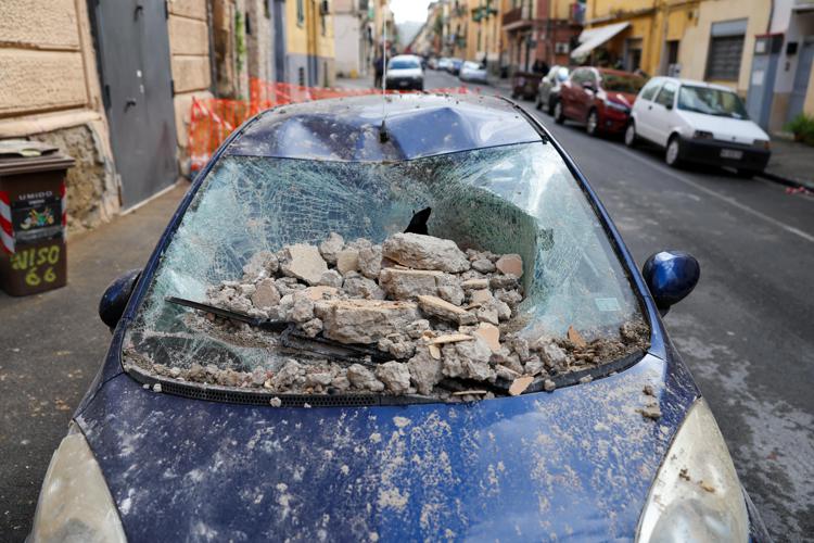 Un'auto colpita da calcinacci - (Fotogramma)