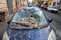Un'auto colpita da calcinacci - (Fotogramma)
