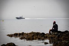 Un migrante a Ceuta - (Fotogramma)