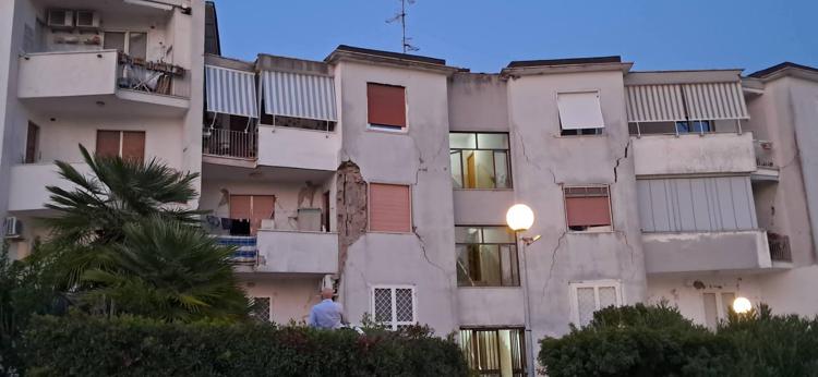 Crolli dopo il sisma dei Campi Flegrei - (Adnkronos)