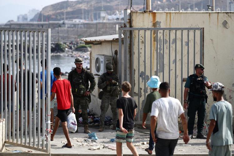 Migranti a Ceuta - (Afp)