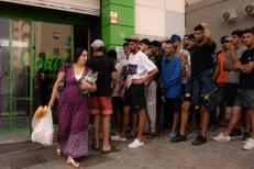 Migranti all'ingresso di un supermercato di Ceuta - (Afp)