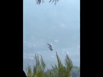 Scontro tra due elicotteri antincendio in Grecia: le immagini choc - Video