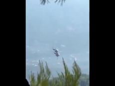 Scontro tra due elicotteri antincendio in Grecia: le immagini choc - Video