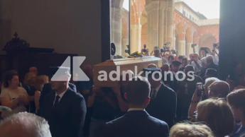 Don Mazzi, a Milano l'arrivo del feretro fra gli applausi commossi - Video