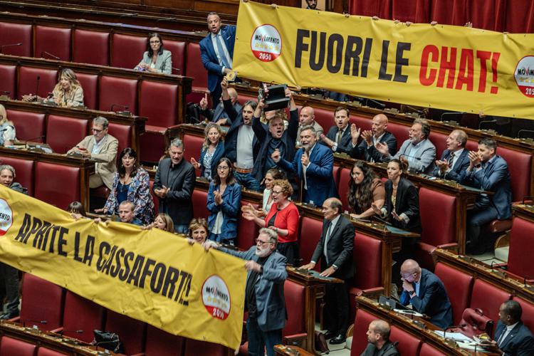 Caso Delmastro, in Aula la protesta dei 5Stelle con i maxi-striscioni: 