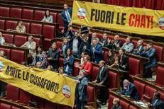 Caso Delmastro, in Aula la protesta dei 5Stelle con i maxi-striscioni: 