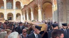 Funerali don Mazzi, l'uscita del feretro sulle note di 