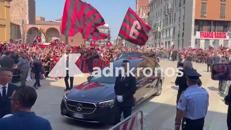 Baresi, feretro accolto dai cori della Curva Sud: 
