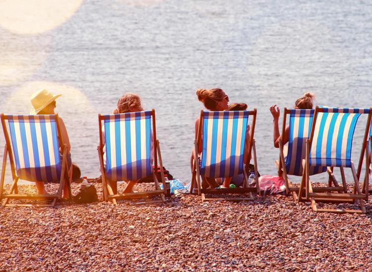 Donne sulla spiaggia - (Foto)