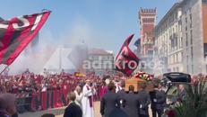 Baresi, centinaia di tifosi per l'ultimo saluto tra fumogeni e bandiere con n.6 - Video