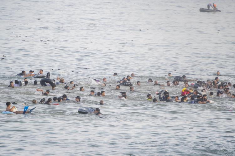 Migranti arrivano a Ceuta a nuoto dal Marocco: a decine sono morti annegati - Fotogramma /Ipa