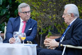Il commissario Ue Magnus Brunner (a sinistra) con l'ex commissario Mario Monti
 - Fotogramma/Ipa
