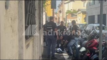 Zaino abbandonato davanti all'Adnkronos, scatta l'allarme bomba - Video