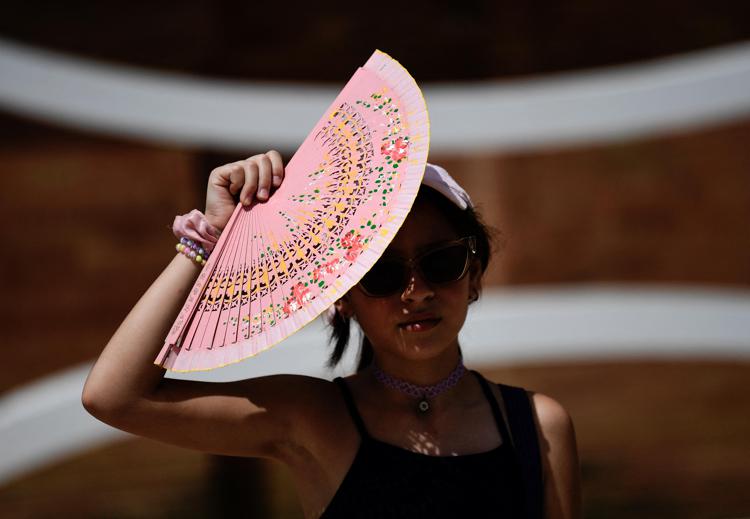 Donna si ripara dal caldo - (Afp)