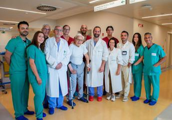 Operazione record a Catania: Giuseppe a 98 anni rimesso in piedi con doppia protesi d'anca in un solo intervento