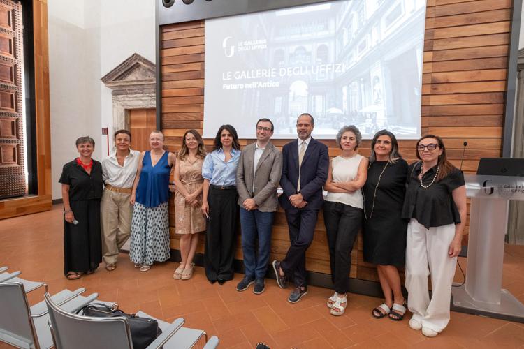 (Il direttore Simone Verde con lo staff delle Gallerie - Ufficio stampa delle Gallerie degli Uffizi)