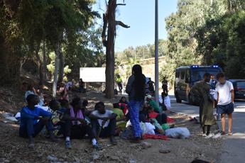 Migranti accampati fuori dal centro di accoglienza a Ceuta oggi  - Fotogramma/Ipa