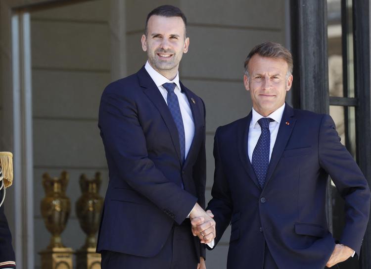 Il premier del Montenegro Milojko Spajic (a sinistra) con il presidente francese Emmanuel Macron - Fotogramma/Ipa