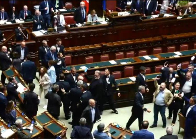La protesta dei deputati M5S - (fermo immagine)