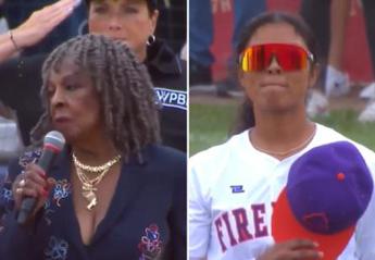 Il baseball femminile rinasce, ma l'inno da incubo è il vero show