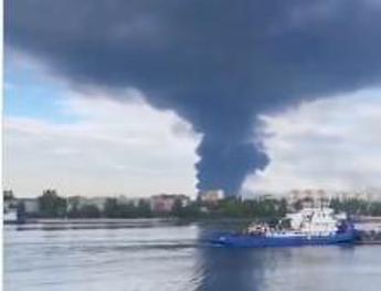 La raffineria attaccata - (Fermo immagine