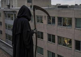 Vestito da morte sale sul tetto di un ospedale e fissa i pazienti: arrestato