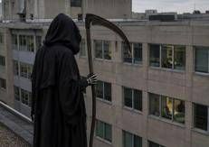 Vestito da morte sale sul tetto di un ospedale e fissa i pazienti: arrestato