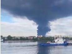La raffineria attaccata - (Fermo immagine