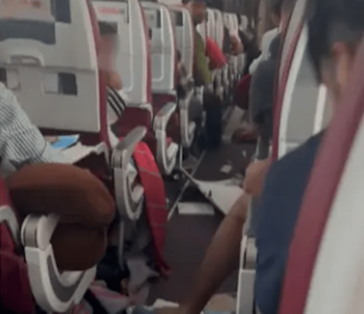 Caos a bordo di volo Air India - (Fotogramma da X)