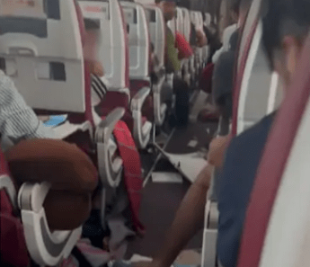 Caos a bordo di volo Air India - (Fotogramma da X)