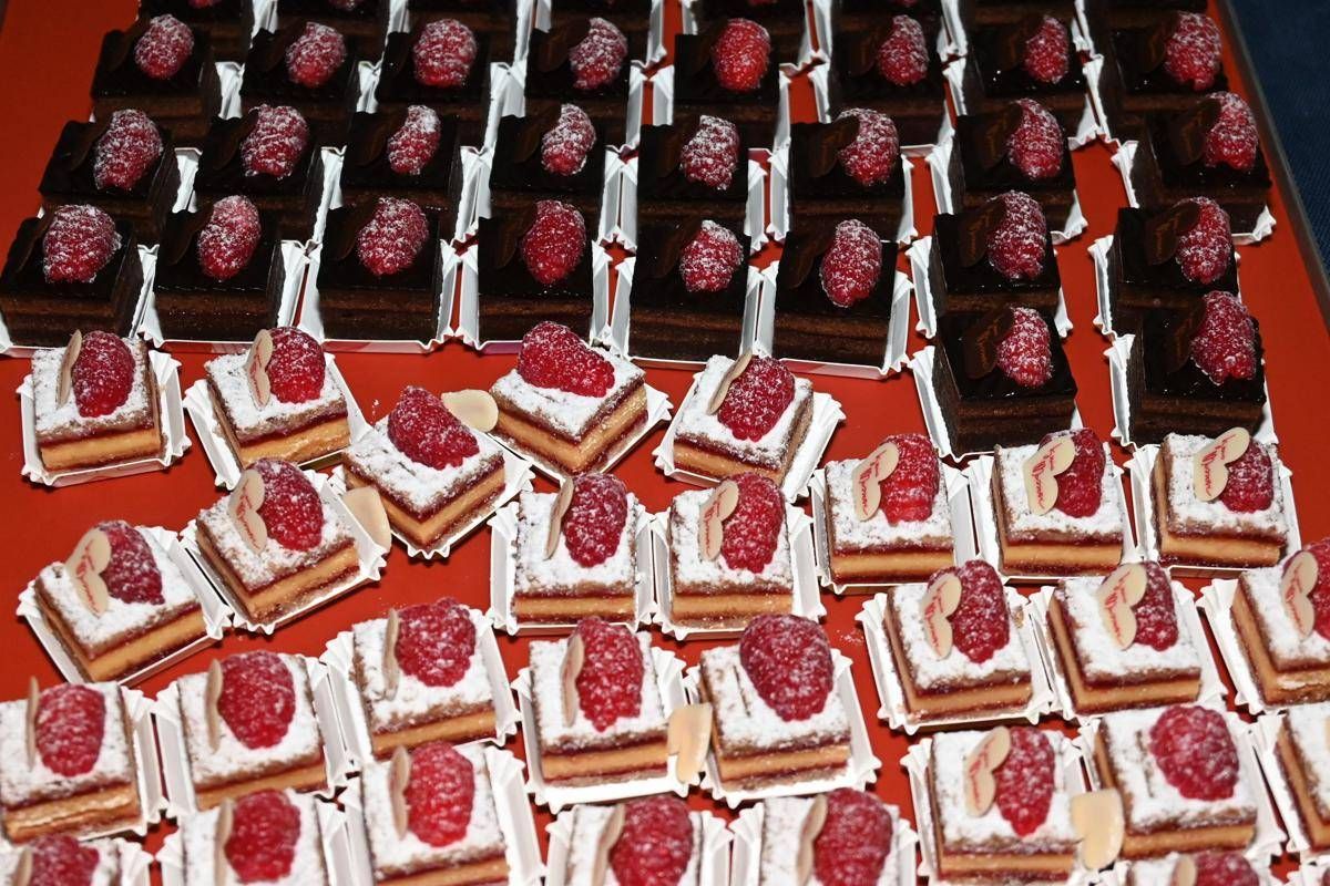 https://www.adnkronos.com/resources/02a8-214938dffded-43e7e46b4dca-1000/format/huge/pasticcini_iginiomassari_ipa_fg.jpeg