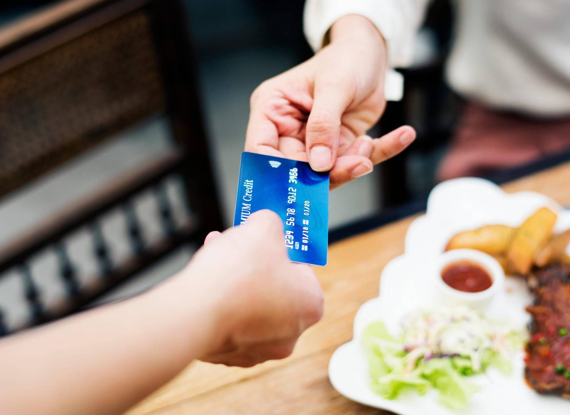 Paghi con la carta in vacanza? 10 consigli per usarla riducendo rischi e costi