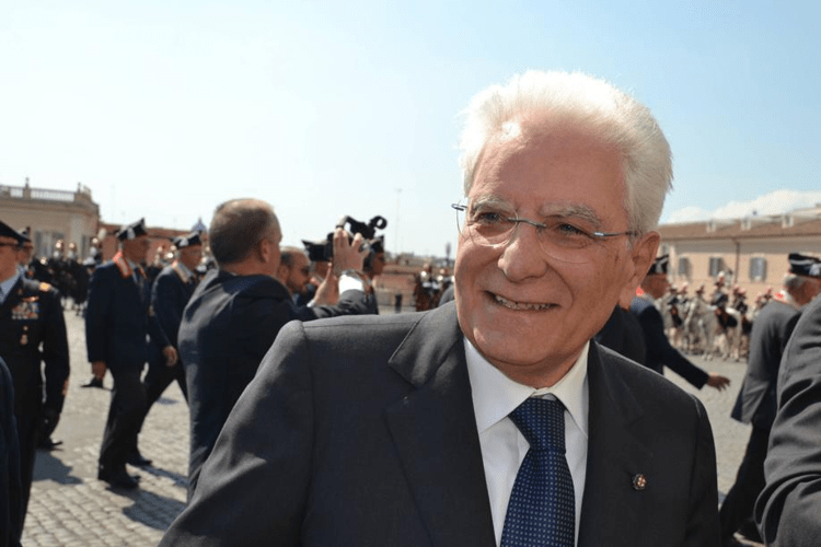 Politici e vacanze: Mattarella in montagna e Meloni in Puglia, tanti al mare in Sardegna