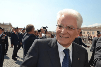 Politici e vacanze: Mattarella in montagna e Meloni in Puglia, tanti al mare in Sardegna