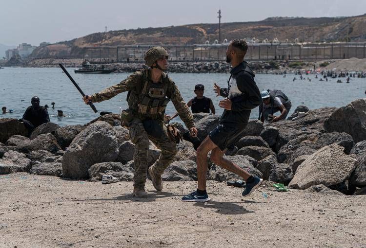 Migranti approdano sulla spiaggia di Ceuta - Fotogramma/Ipa