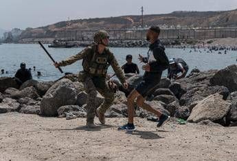 Migranti approdano sulla spiaggia di Ceuta - Fotogramma/Ipa