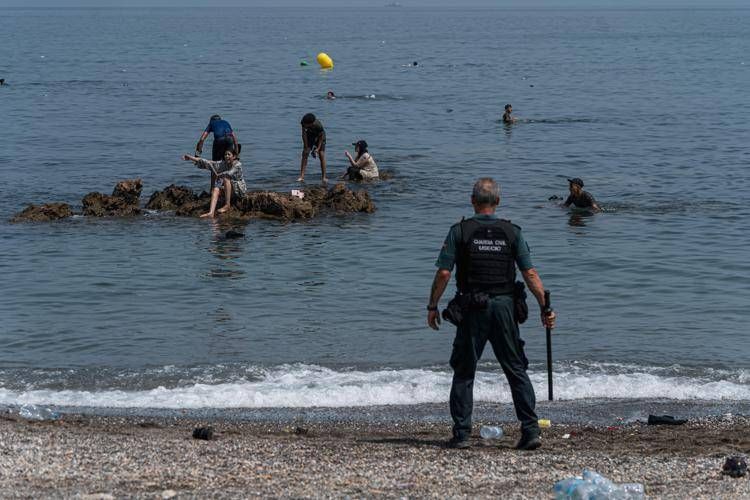 Migranti tentano di arrivare sulla spiaggia a Ceuta a nuoto dal Marocco
Fg Ipa