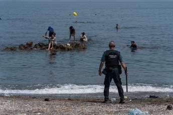 Migranti tentano di arrivare sulla spiaggia a Ceuta a nuoto dal Marocco
Fg Ipa